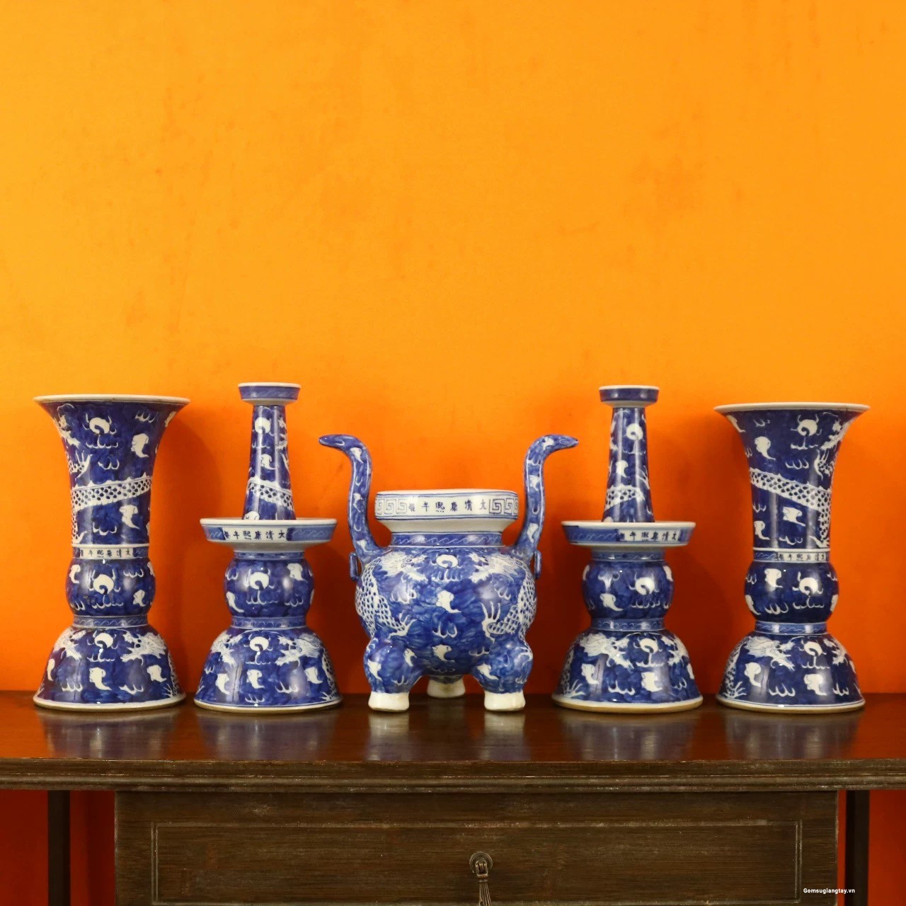 Bộ ngũ sự thờ men lam