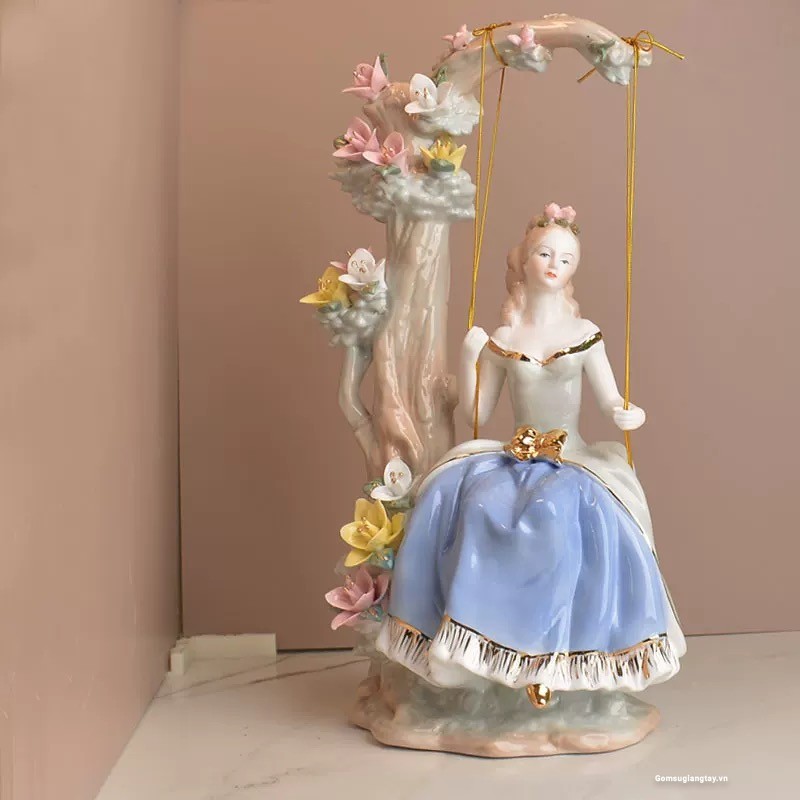 Cô gái ngồi xách đu