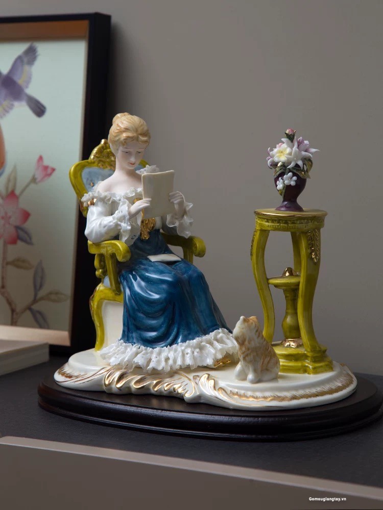 Cô gái đọc sách